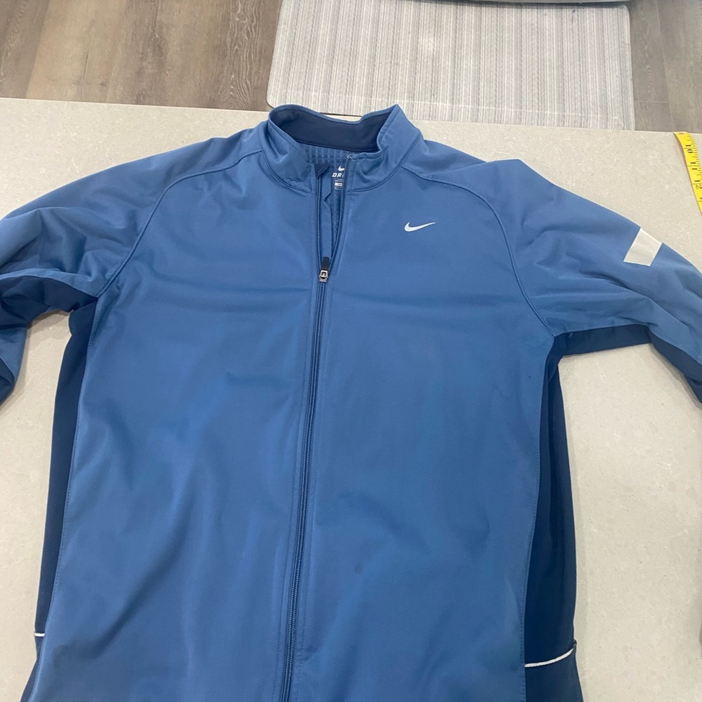 Nike Men's Dri Fit lightweight Performance Jacket in Blue, Navy Blue Zip Up.